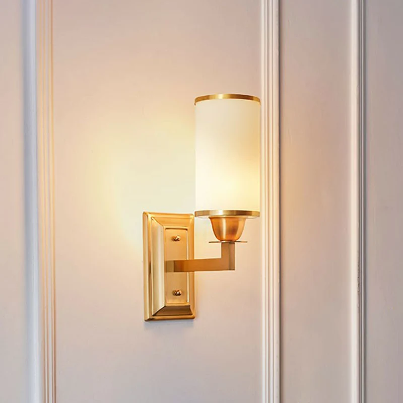 1-lichts witte glazen wandkandelaar Traditionele messing cilindrische eetkamer wandmontagelamp Clearhalo