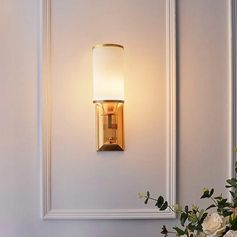 1-lichts witte glazen wandkandelaar Traditionele messing cilindrische eetkamer wandmontagelamp Clearhalo