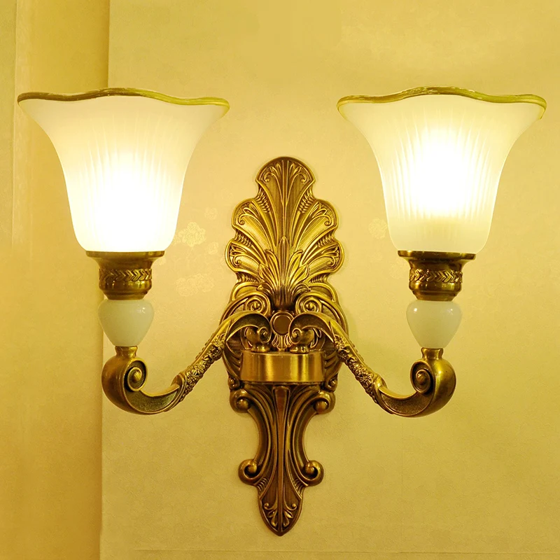 2-kops bloemblaadje schanslamp traditionele stijl matglazen wandverlichting met goudkleurige metalen arm Clearhalo