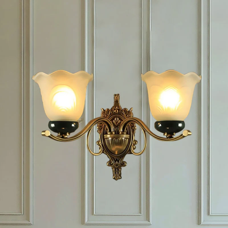 2-lichts bloemenwandlamp Traditionele messing matglazen wandkandelaar met gesneden achterplaat Clearhalo