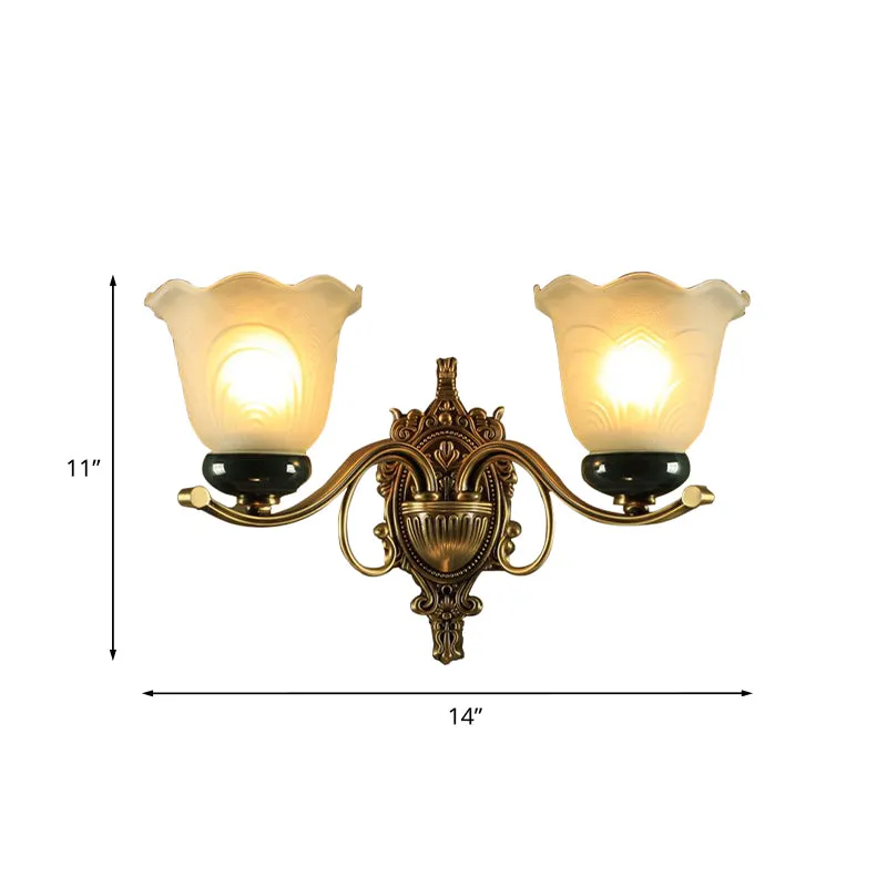2-lichts bloemenwandlamp Traditionele messing matglazen wandkandelaar met gesneden achterplaat Clearhalo