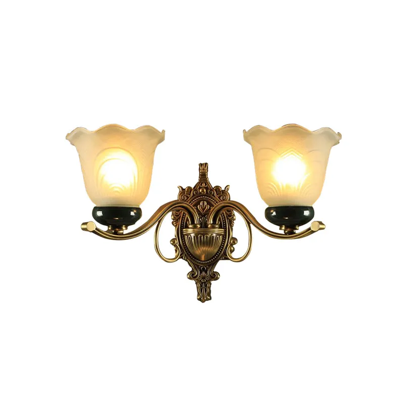 2-lichts bloemenwandlamp Traditionele messing matglazen wandkandelaar met gesneden achterplaat Clearhalo