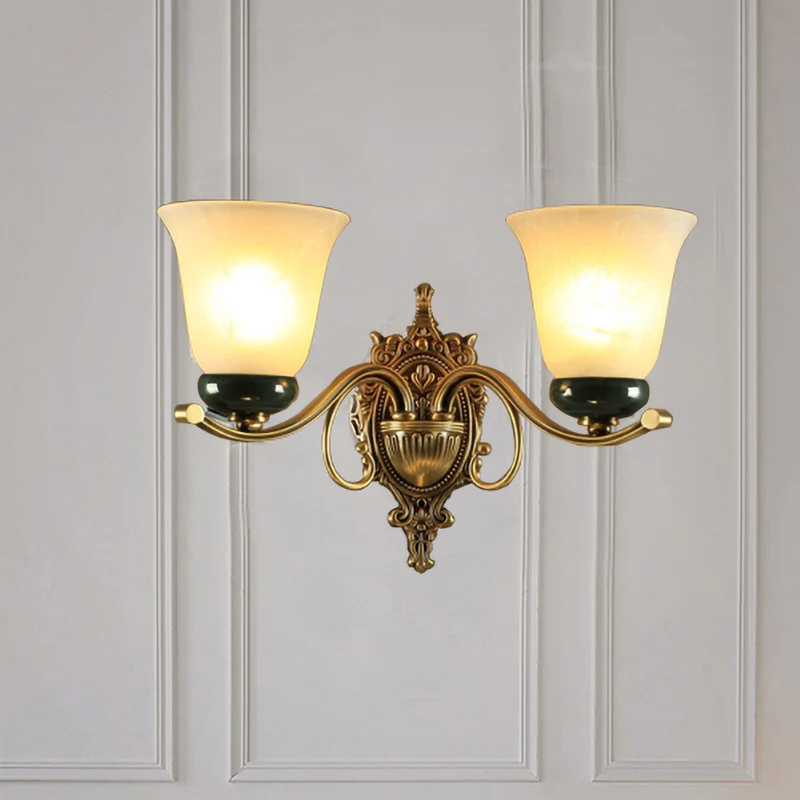2-lichts bloemenwandlamp Traditionele messing matglazen wandkandelaar met gesneden achterplaat Clearhalo