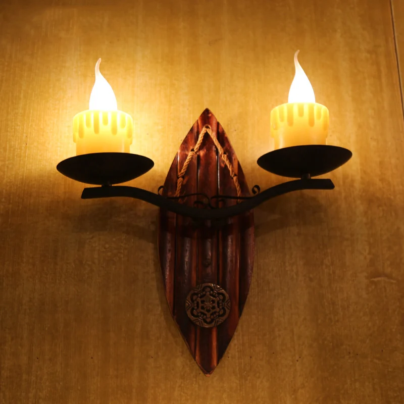 2-lichts kaars wandlamp vintage gele hars schanslamp met houten achterplaat Clearhalo