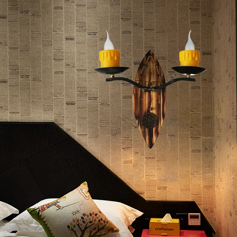 2-lichts kaars wandlamp vintage gele hars schanslamp met houten achterplaat Clearhalo