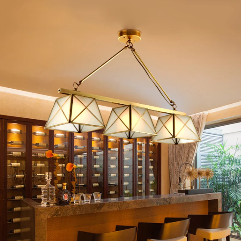 3-lampen taps toelopende eiland-hanglamp koloniale stijl messing afwerking opaal glazen plafondophangarmatuur Clearhalo