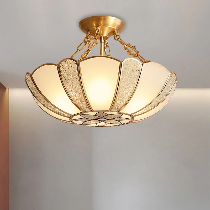 4-koppige geschulpte semi-flush traditionele plafondlamp van messing opaalglas met bloemenpatroon en ketting Clearhalo