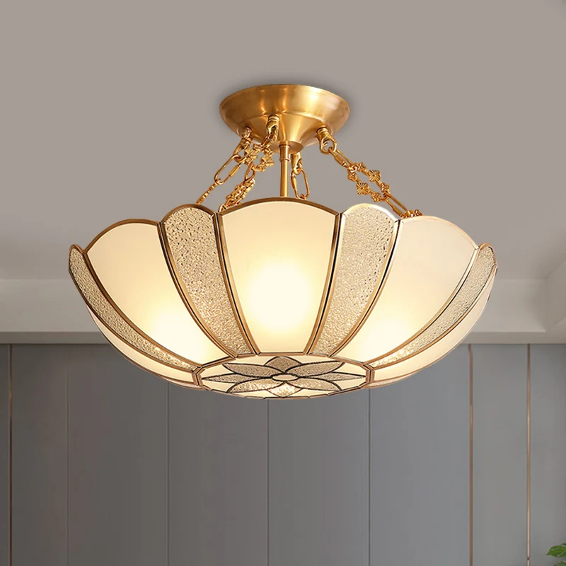 4-koppige geschulpte semi-flush traditionele plafondlamp van messing opaalglas met bloemenpatroon en ketting Clearhalo