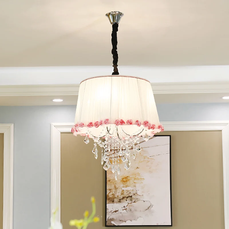 4-lichts taps toelopende kroonluchterlamp moderne stoffen hanglamp met heldere kristallen kraal wit en roze voor slaapkame...