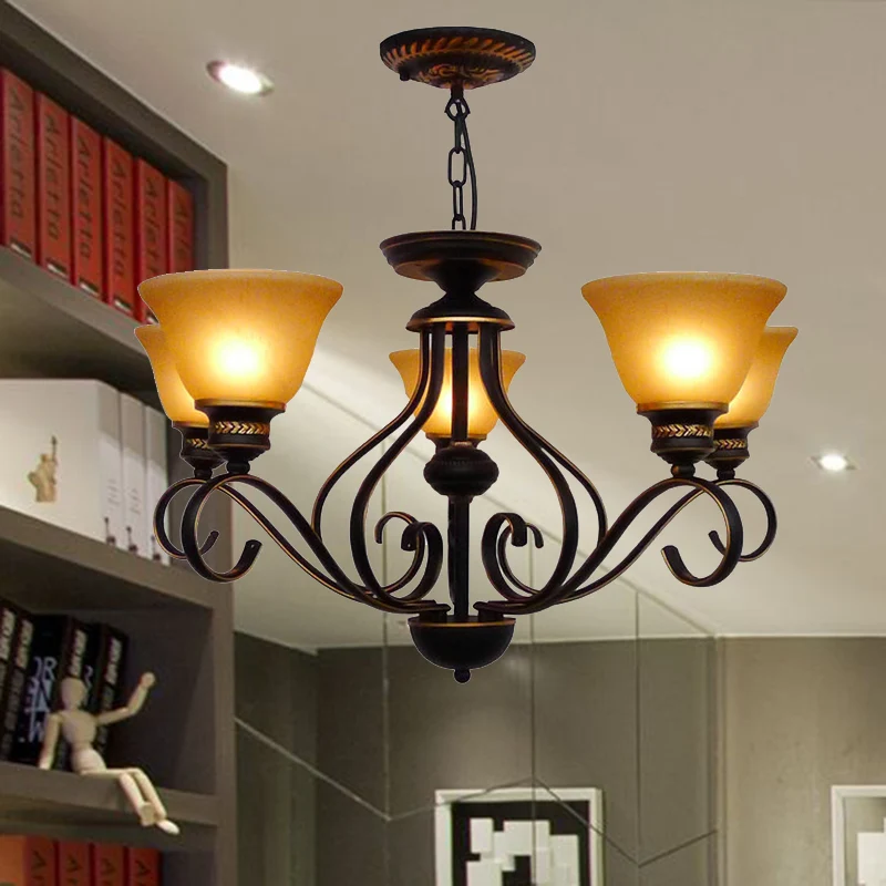 5-lichts beige matglazen hangende kroonluchter, traditionele zwarte belgang hanglamp Clearhalo