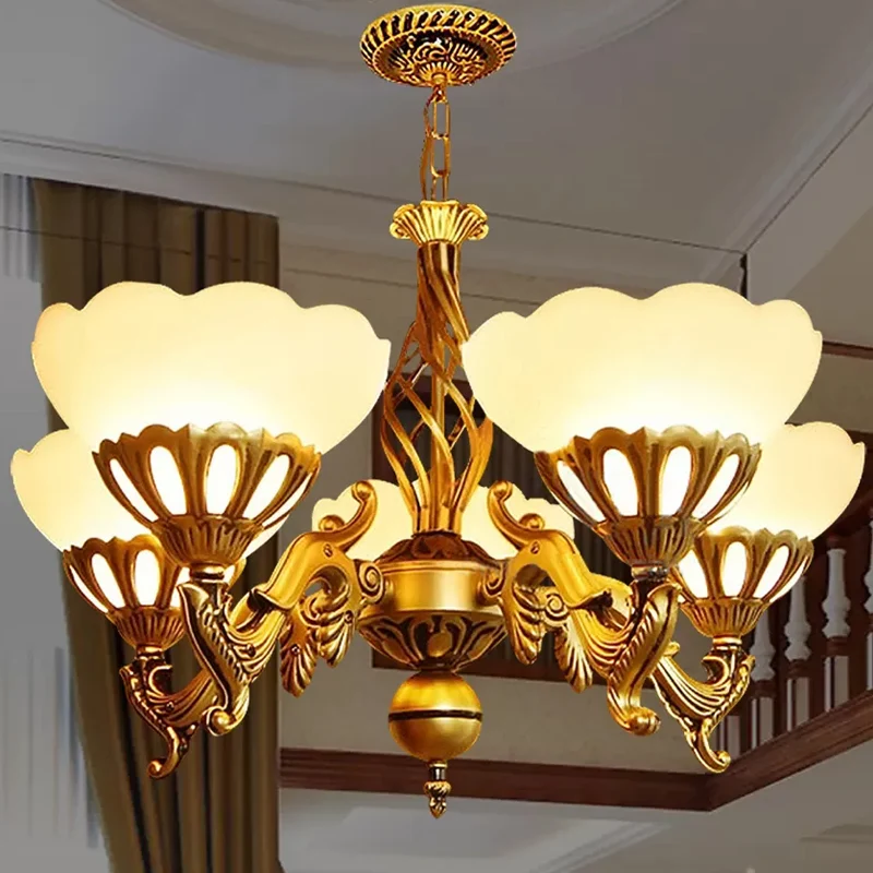 5-lichts kroonluchter Traditionele zitkamerhanglamp met geschulpte crèmekleurige glazen kap goud Clearhalo