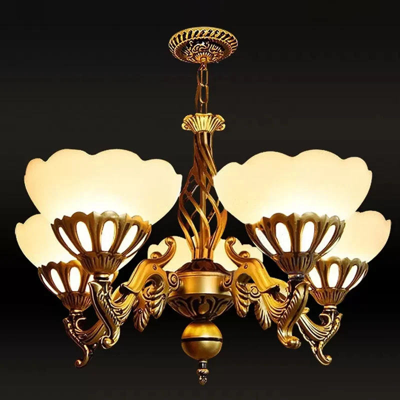 5-lichts kroonluchter Traditionele zitkamerhanglamp met geschulpte crèmekleurige glazen kap goud Clearhalo