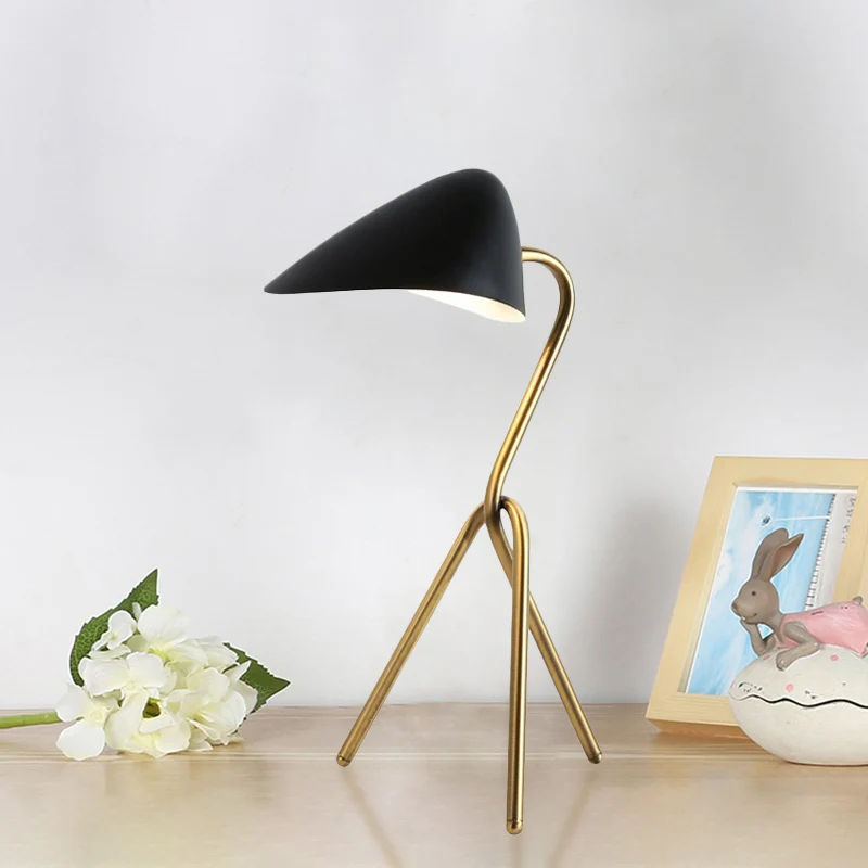 Abstract bureaulamp post modern metallic 1 licht zwart en messing creatieve tafellamp voor slaapkamer Clearhalo