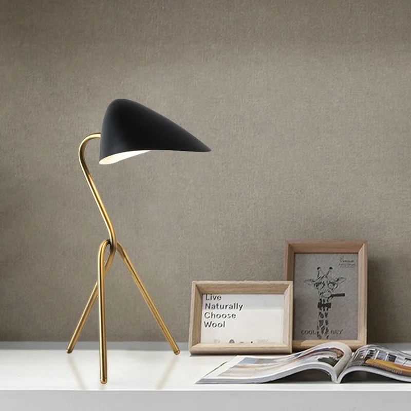 Abstract bureaulamp post modern metallic 1 licht zwart en messing creatieve tafellamp voor slaapkamer Clearhalo