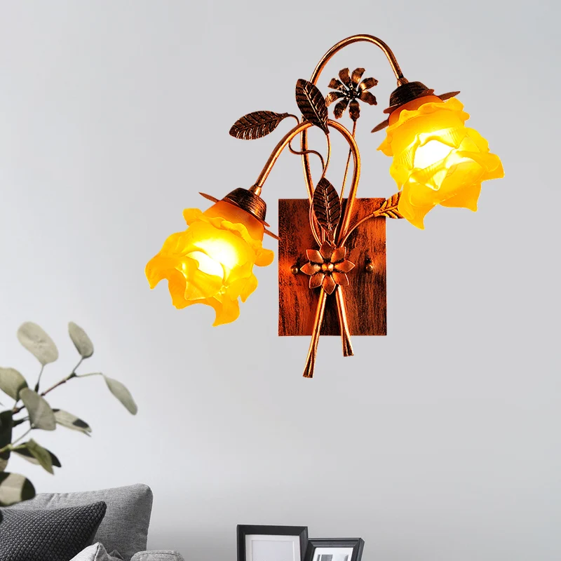 Amberkleurige glazen gelaagde bloemwandlamp Amerikaanse tuin 2 hoofden slaapkamer schanslamp met gebogen arm roest Clearhalo