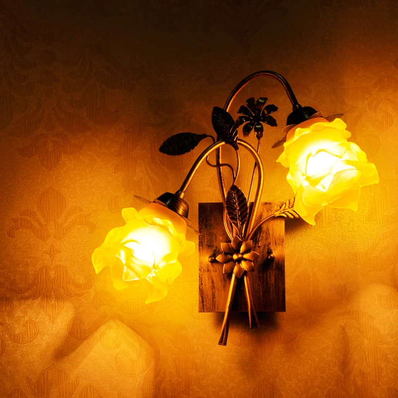 Amberkleurige glazen gelaagde bloemwandlamp Amerikaanse tuin 2 hoofden slaapkamer schanslamp met gebogen arm roest Clearhalo