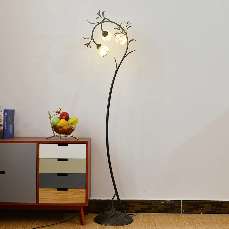 Antiek messing 3-lichts staande licht rustieke melkachtige glazen bloesem vloerlamp voor woonkamer Clearhalo