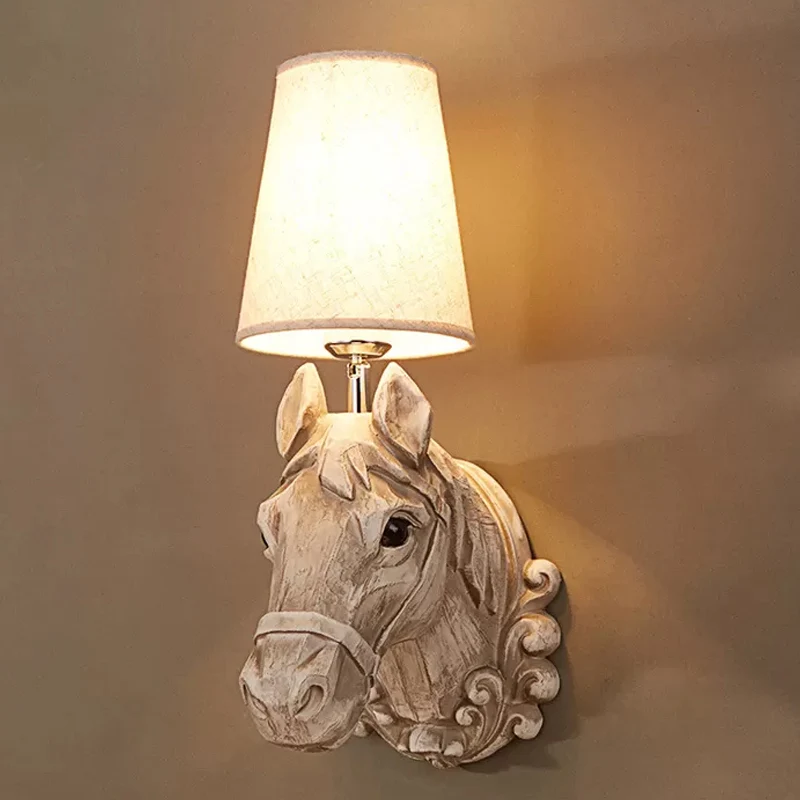Art Deco wandkandelaar van hars met paardenkop, 1-lichts restaurant wandlamp met kegelvormige kap lichtbruin Clearhalo