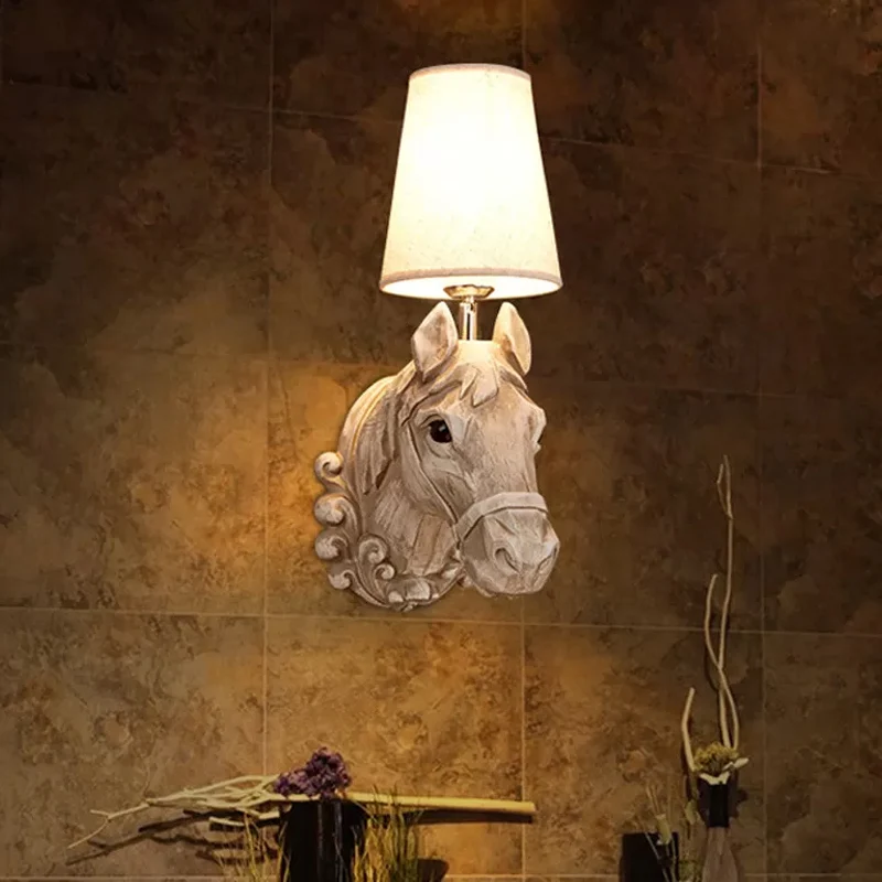 Art Deco wandkandelaar van hars met paardenkop, 1-lichts restaurant wandlamp met kegelvormige kap lichtbruin Clearhalo