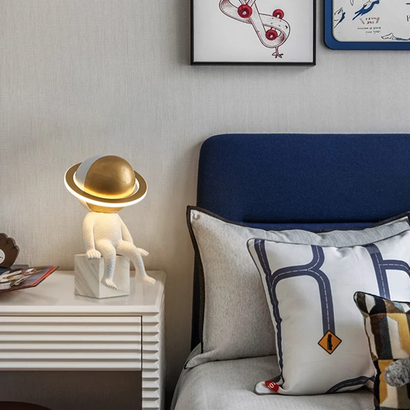 Astronaut LED-tafellamp Decoratieve hars 1-lichts nachtkastjelamp wit Clearhalo