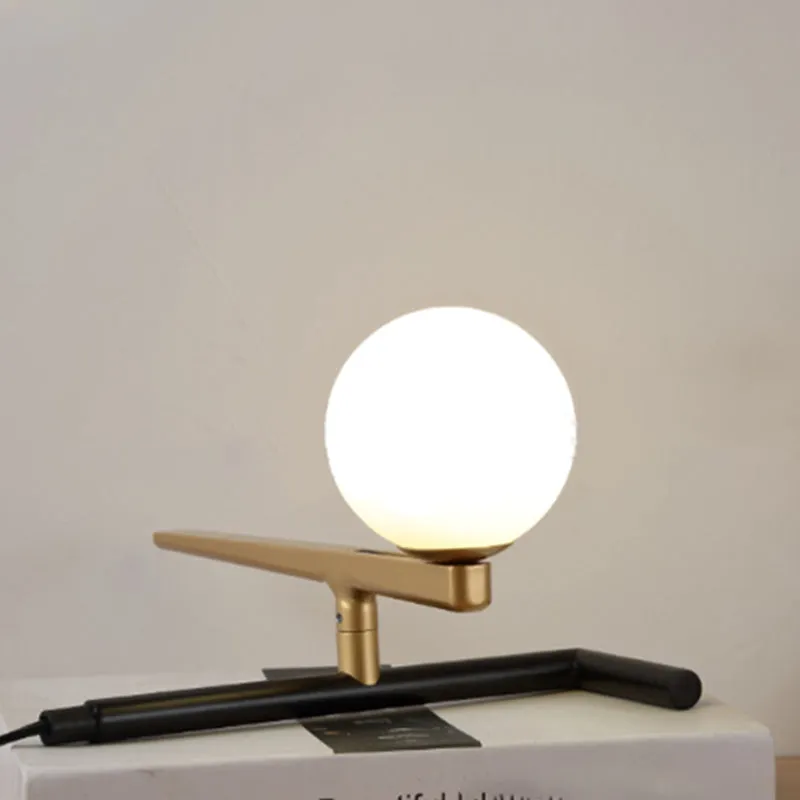 Ball Opaal Glazen Wandverlichting Modernisme Stijlvolle 1-lichts gouden wandlamp voor slaapkamer Clearhalo