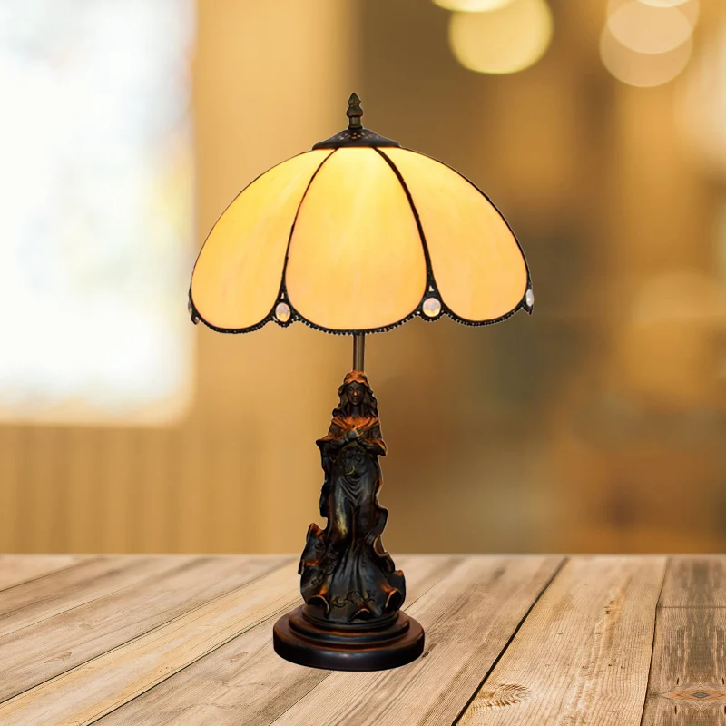 Barokke bloemblaadjes nachtkastjelamp met enkele lamp, geelglazen tafelverlichting met uitgesneden damesvoet Clearhalo