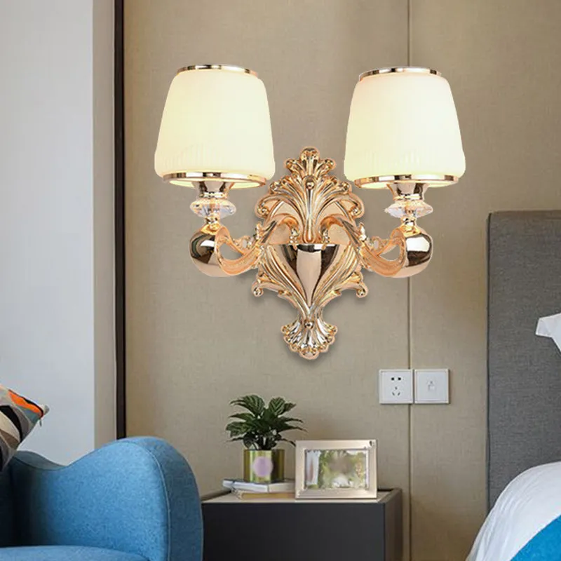 Barrel opaal glazen schanslamp Klassiek 1/2-licht woonkamer wandverlichtingsarmatuur met ronde arm messing Clearhalo
