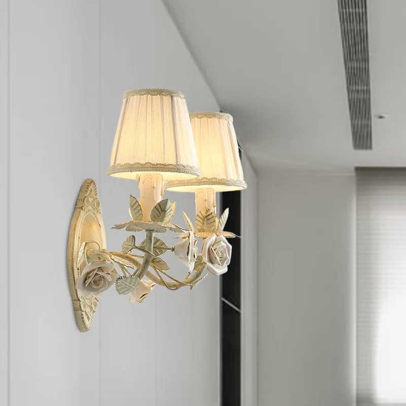 Beige conische wandkandelaar licht pastoraal metaal 1/2 lampen slaapkamer bloem wandmontage lamp met stoffen kap Clearhalo