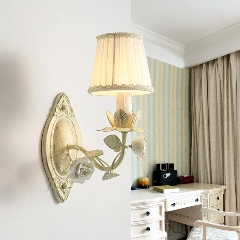 Beige conische wandkandelaar licht pastoraal metaal 1/2 lampen slaapkamer bloem wandmontage lamp met stoffen kap Clearhalo