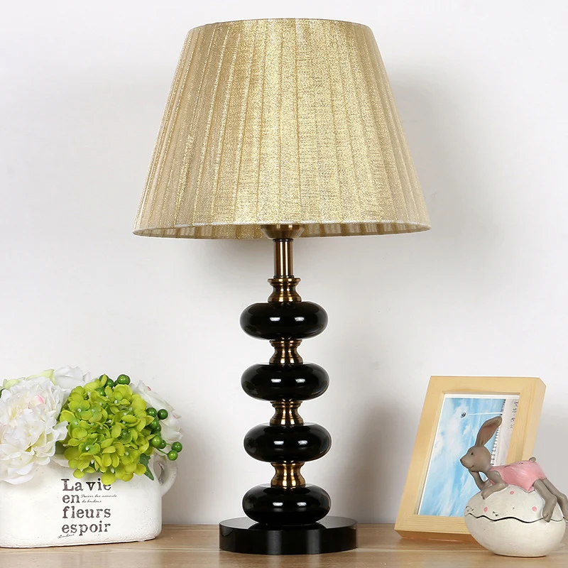Beige nachtkastje met enkele lamp, landelijke stoffen conische nachtkastjelamp met kristallen accent Clearhalo