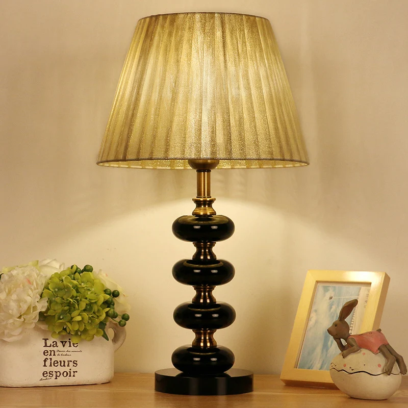 Beige nachtkastje met enkele lamp, landelijke stoffen conische nachtkastjelamp met kristallen accent Clearhalo