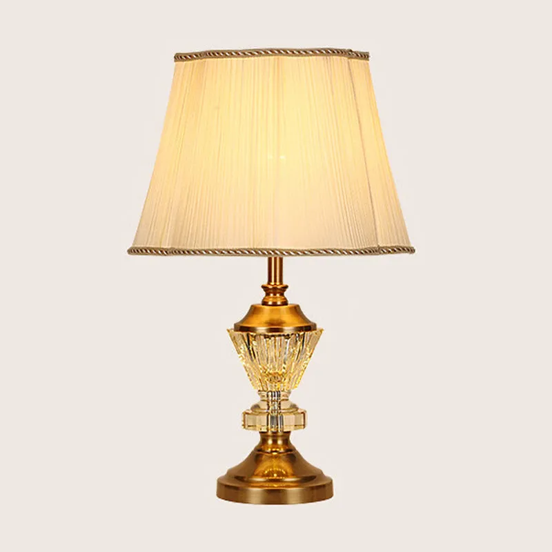Beige uitlopende kristallen bureaulamp moderne 1-lamp stoffen nachttafellamp voor woonkamer Clearhalo