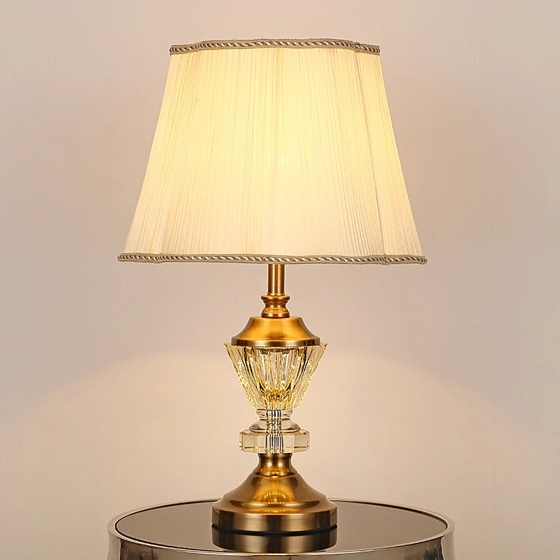 Beige uitlopende kristallen bureaulamp moderne 1-lamp stoffen nachttafellamp voor woonkamer Clearhalo
