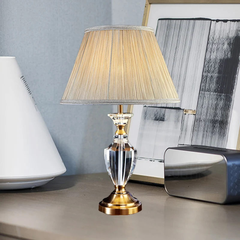 Beige Urn-bureaulamp Moderne 1-kops afgeschuinde kristallen tafellamp met kegelvormige stoffen kap Clearhalo