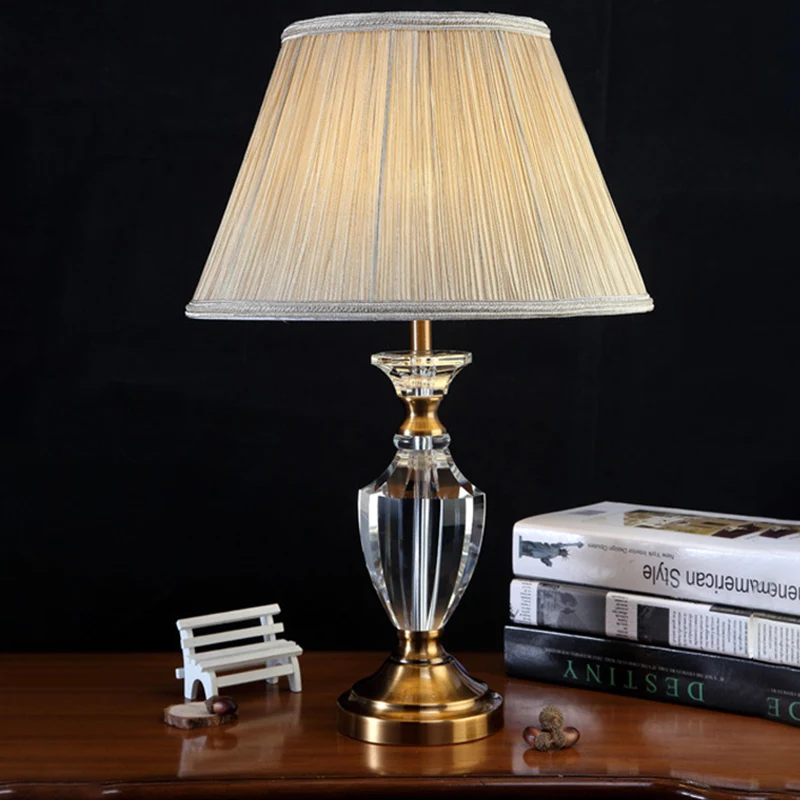 Beige Urn-bureaulamp Moderne 1-kops afgeschuinde kristallen tafellamp met kegelvormige stoffen kap Clearhalo