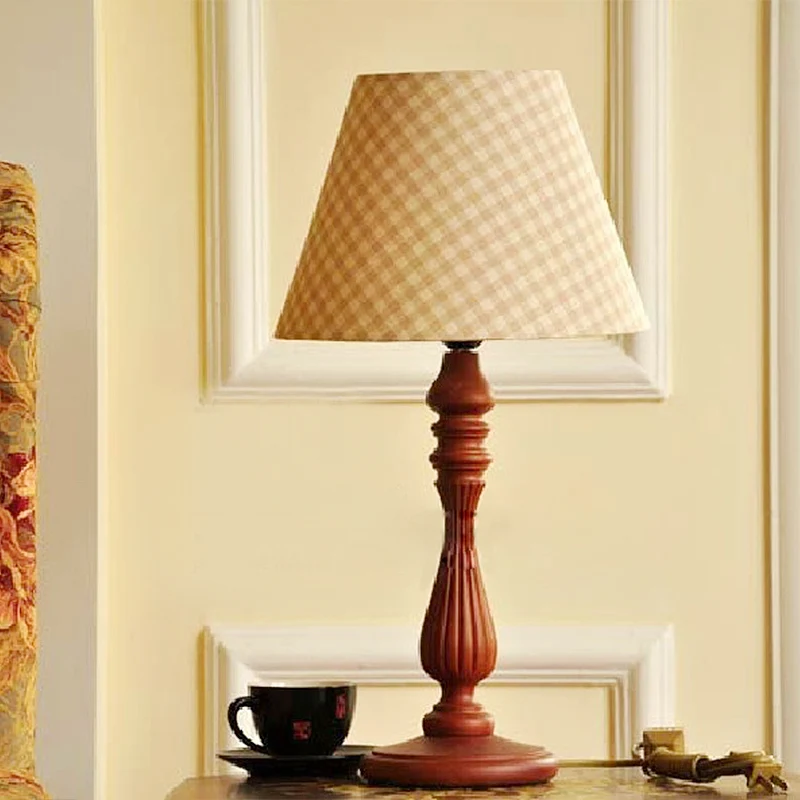 Beige/bruine/donkerblauwe tonvormige bureaulamp, traditionele stof, 1-lichte slaapkamerleeslamp met houten voet Clearhalo