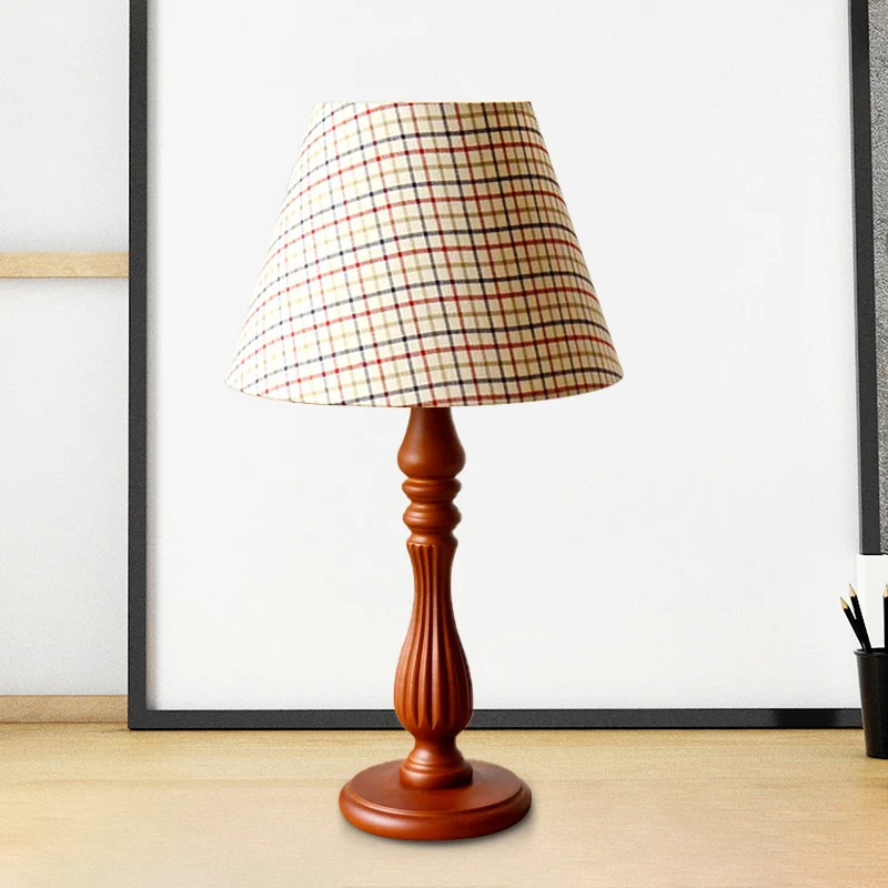 Beige/bruine/donkerblauwe tonvormige bureaulamp, traditionele stof, 1-lichte slaapkamerleeslamp met houten voet Clearhalo