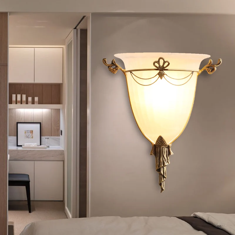 Bell Sconce Light Traditioneel 1-kops wit glazen wandverlichtingsarmatuur voor gang Clearhalo
