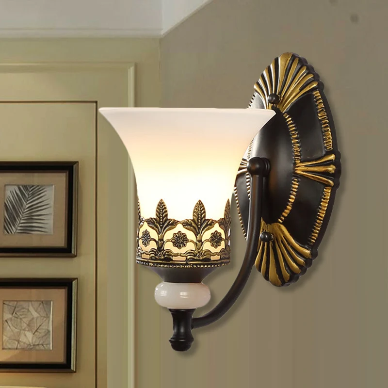 Black Bell wandgemonteerde lamp Traditionele witte glazen kap 1/2-lichte slaapkamer wandkandelaar met metalen ronde arm Cl...