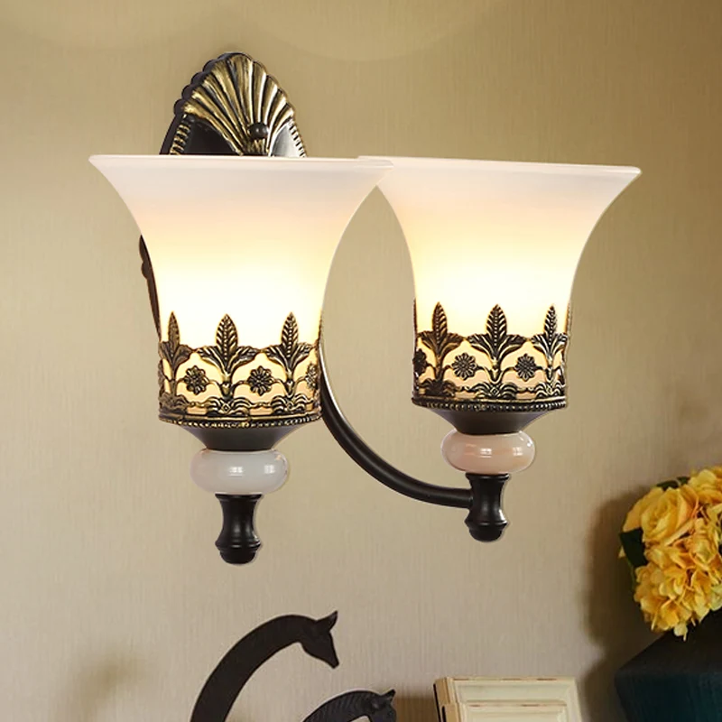Black Bell wandgemonteerde lamp Traditionele witte glazen kap 1/2-lichte slaapkamer wandkandelaar met metalen ronde arm Cl...