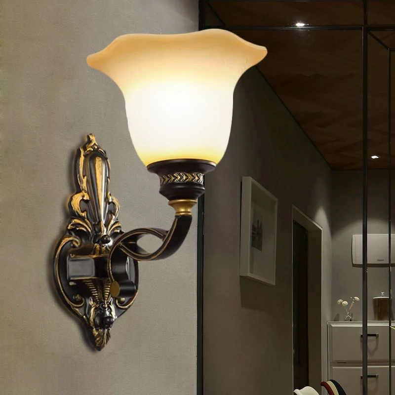 Black Blossom wandgemonteerd licht Traditioneel wit glazen kap 1/2-licht slaapkamer wandkandelaar met metalen ronde arm Cl...