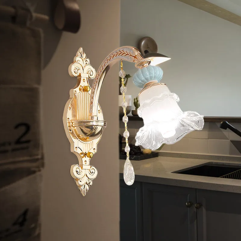 Blauwe 1/2-lichts schansverlichting Traditionele opaal matglazen wandlamp met ruches en keramisch accent Clearhalo