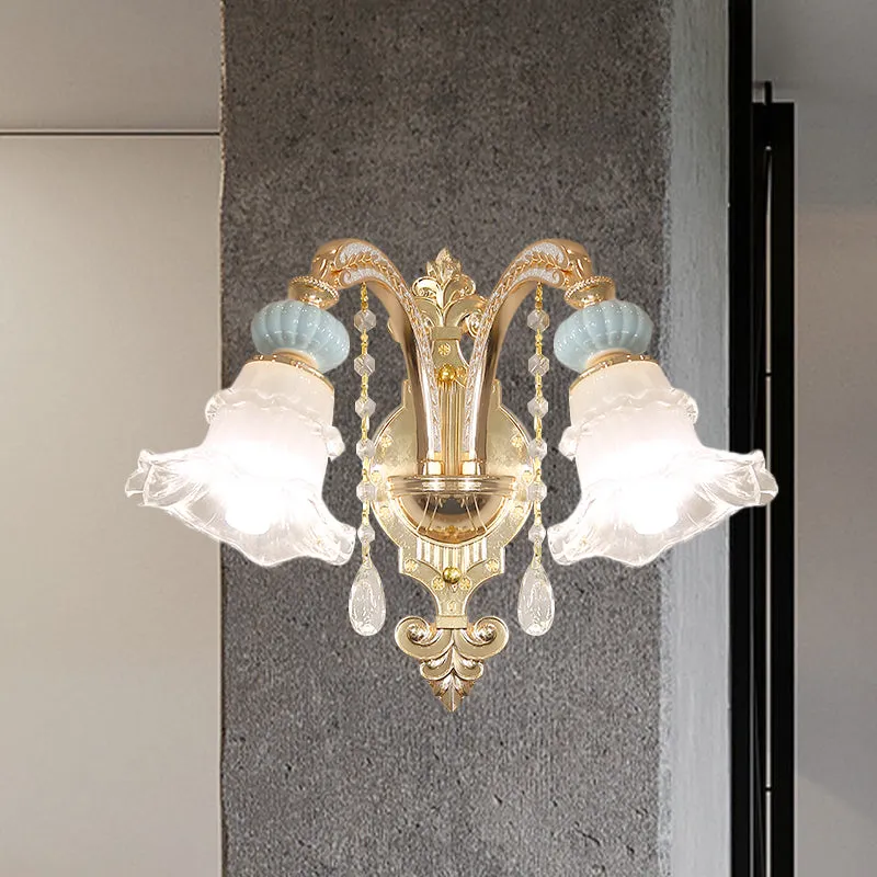 Blauwe 1/2-lichts schansverlichting Traditionele opaal matglazen wandlamp met ruches en keramisch accent Clearhalo