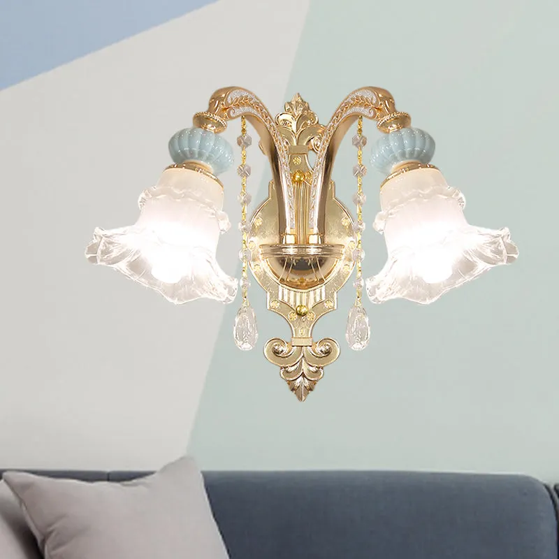 Blauwe 1/2-lichts schansverlichting Traditionele opaal matglazen wandlamp met ruches en keramisch accent Clearhalo