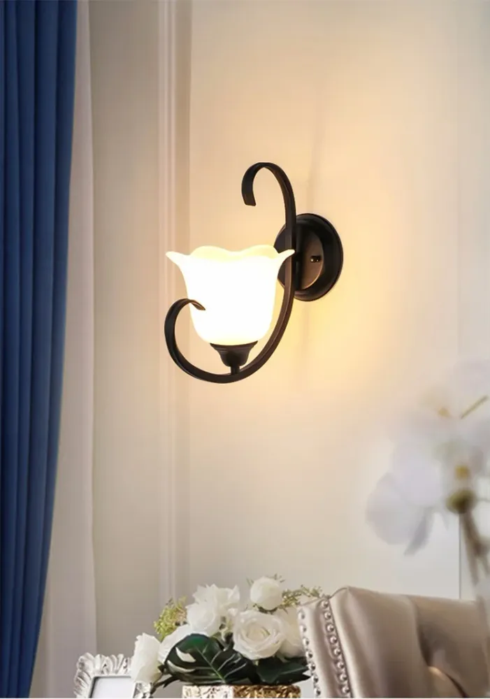 Bloemensalon Wandkandelaar Landelijk Melkachtig Glas Enkel Licht Zwart Wandverlichting Idee met Scrollarm Clearhalo