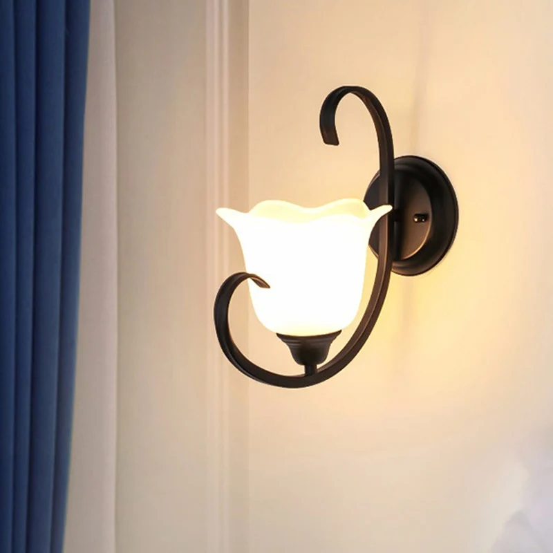 Bloemensalon Wandkandelaar Landelijk Melkachtig Glas Enkel Licht Zwart Wandverlichting Idee met Scrollarm Clearhalo
