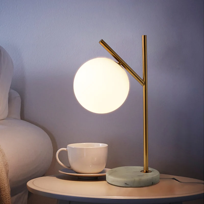 Bolvormig nachtlampje van wit glas, minimalistisch, 1 lamp, nachtkastje met messing afwerking Clearhalo
