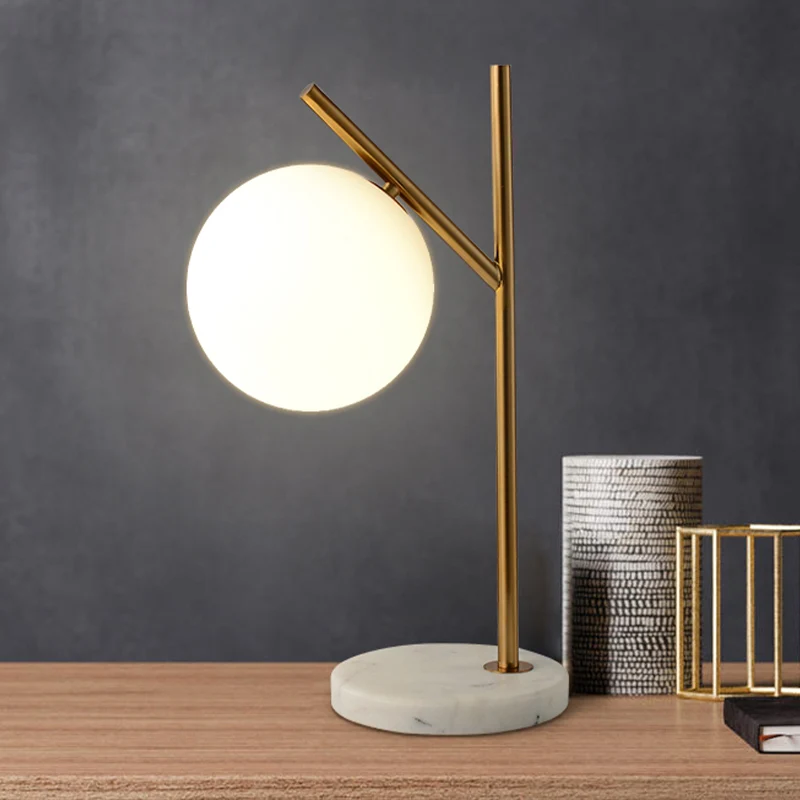 Bolvormig nachtlampje van wit glas, minimalistisch, 1 lamp, nachtkastje met messing afwerking Clearhalo