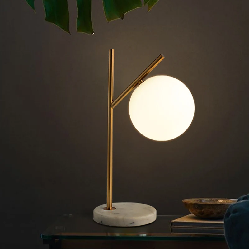 Bolvormig nachtlampje van wit glas, minimalistisch, 1 lamp, nachtkastje met messing afwerking Clearhalo