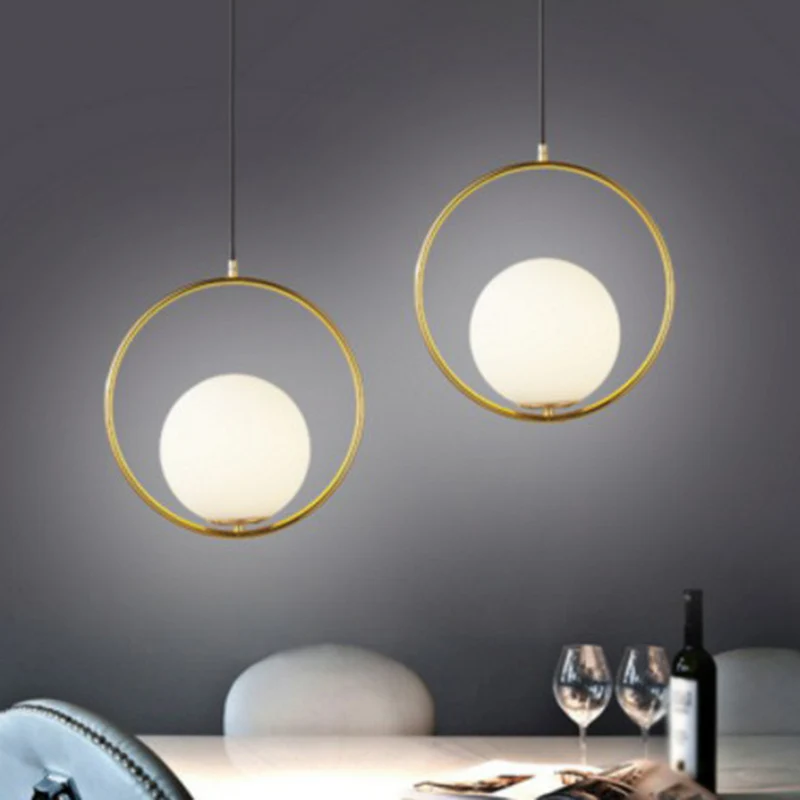 Bolvormige hanglamp van wit glas, postmoderne hanglamp met 1 kop en metalen ring messing Clearhalo